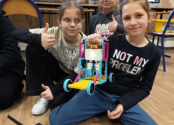 dziewczynki z gotowym robotem