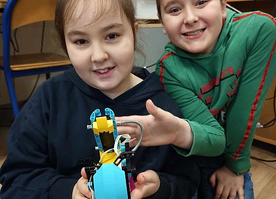 dzieci ze swoim projektem