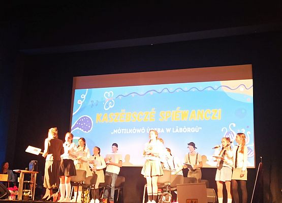 7a podczas występu na scenie w kinie Fregata w Lęborku