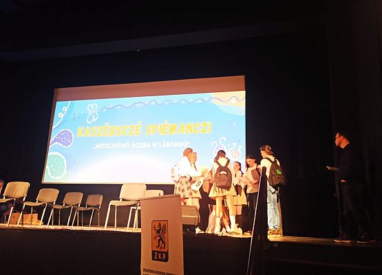 bójka przed wejściem do sali