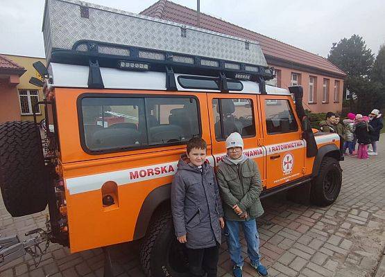 Ignacy Badziąg i Antoni Wysocki z 3b przy wozie ratowniczym