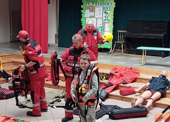 Igor Kwaśniak z 1b w kamizelce ratowniczej