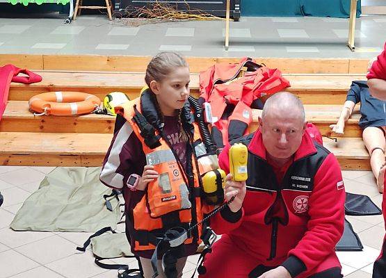 Zosia van Luijk z 2b w kamizelce rartowniczej