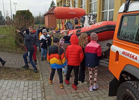 dzieci przyglądają się łodzi ratowniczej