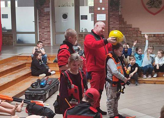 dzieci przymierzają sprzęt