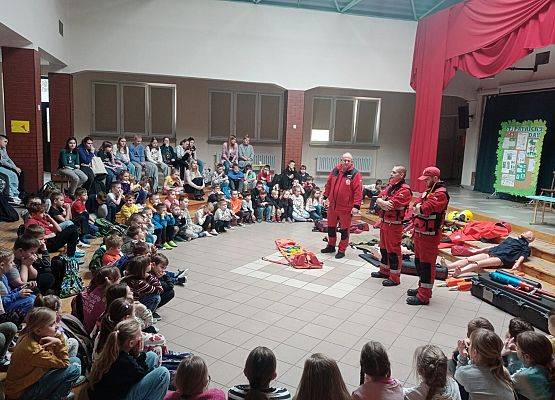 uczniowie 1-3 na patio z ratownikami