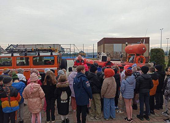 uczniowie 1-3 podczas rozmowy z ratownikami