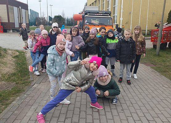 uczniowie z 1c przy wozie ratowniczym