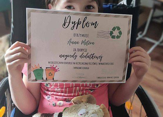 Grafika 1: Nasze uczennice nagrodzone w konkursie    „Recyklingowa pocztówka z wymarzonych ferii zimowych”