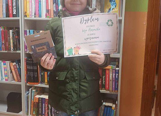 Grafika 2: Nasze uczennice nagrodzone w konkursie    „Recyklingowa pocztówka z wymarzonych ferii zimowych”