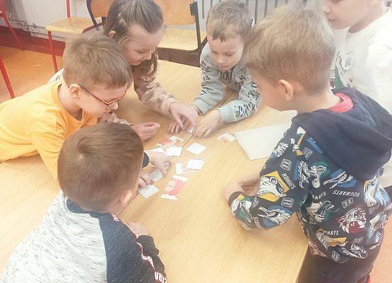 dzieci dzielnie ukladaja obrazki