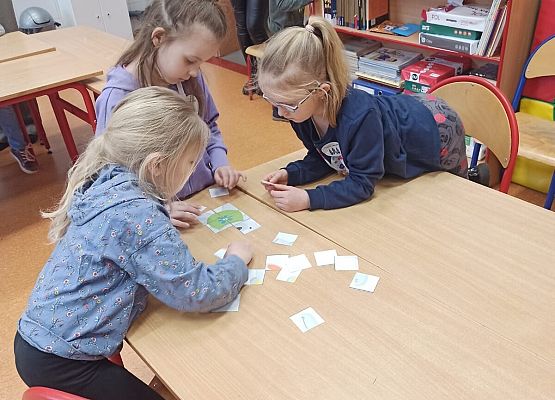 dziewczynki układaja misiowe puzzle