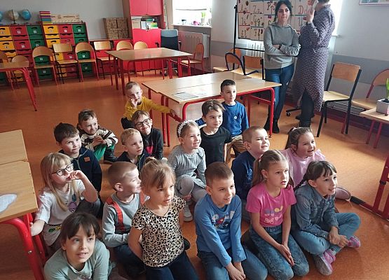 przedszkolaki odgaduja zagadki o postaciach z bajek