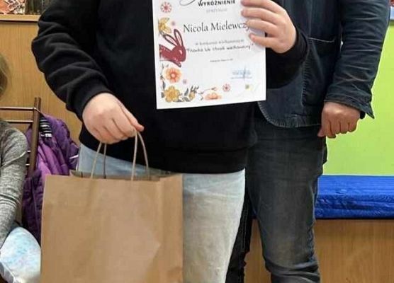 Nicola Mielewczyk kl.4a z dyplomem i nagrodą