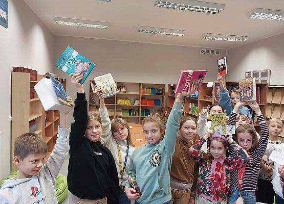 dzieci z książkami w bibliotece