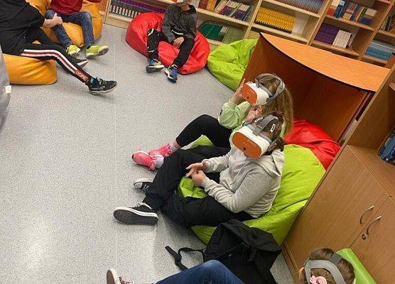 uczniowie z okularami VR