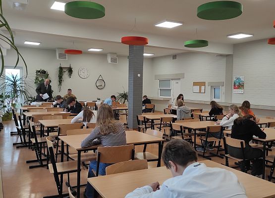 uczniowie piszą test