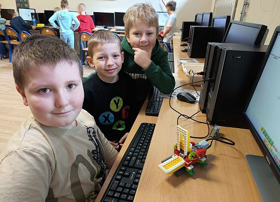 chłopcy zbudowali robota