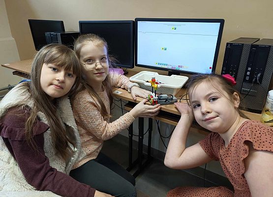 dziewczynki z klasy 2b z swoją pierwszą konkstrukcją