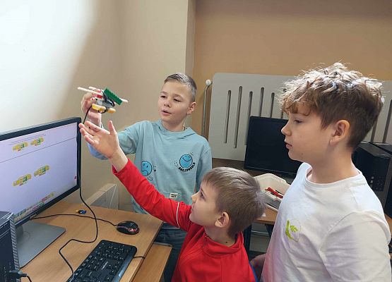 chłopcy z samolotem