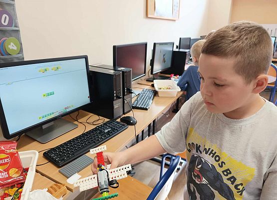 chłopiec z samolotem