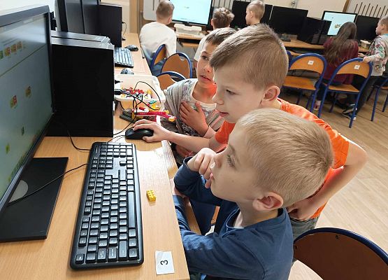 chłopcy przy komputerze