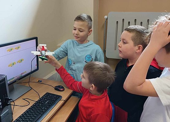 chłopcy sprawdzają działanie samolotu