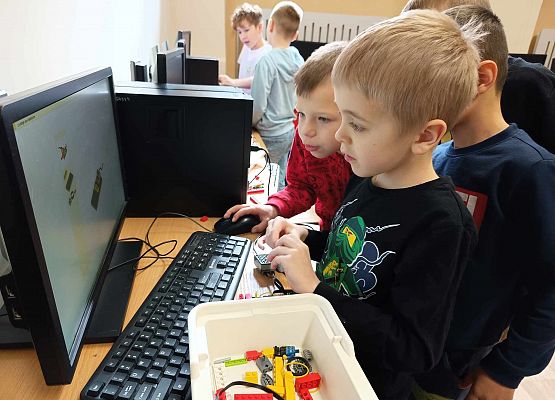 chłopcy czytają instrukcję