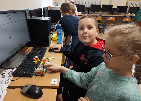 dzieci zbudowały z klocków