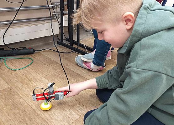 chłopiec z bączkiem