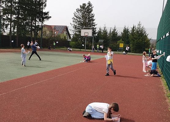 pierwszaki aktywnie uczestniczą w lekcji