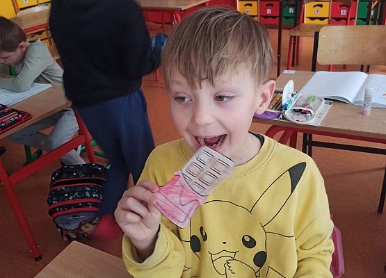 Dominik z klasy 1a ze swoją papierową tabliczką czekolady