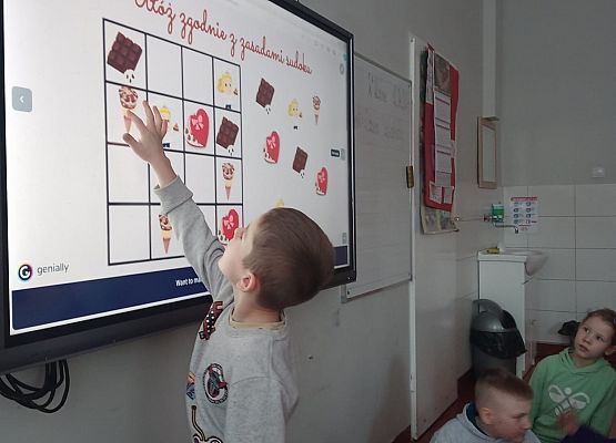 Maciej rozwiązuje czekoladowe sudoku