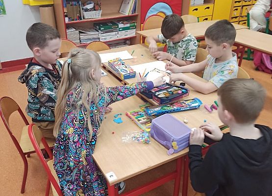 dzieci z klasy 1a malują czekoladę