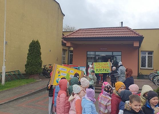 pierwszaki przed spacerem z okazji Dnia Ziemi