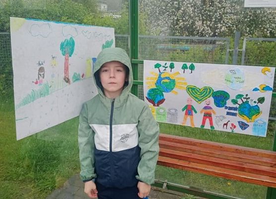 plakaty rozwieszone na przystanku