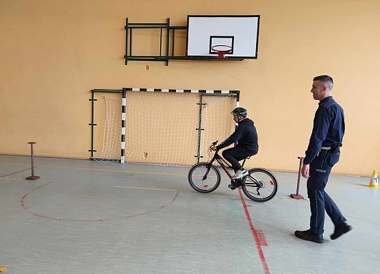 Bartek na torze przewozi przedmiot