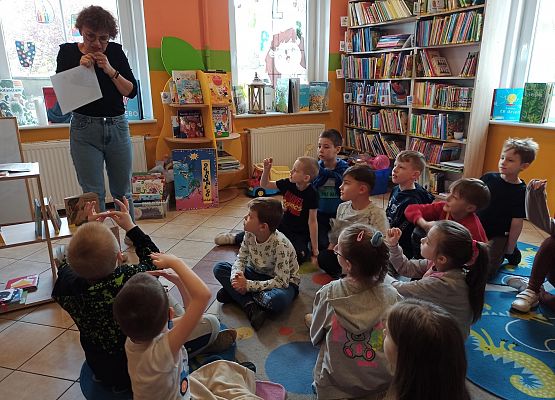 klasa 1a uczestniczy w warsztatach bibliotecznych