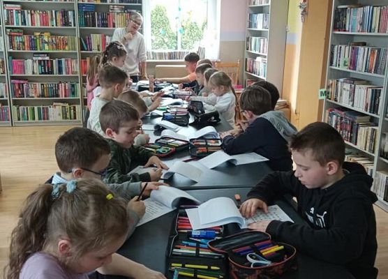 klasa 1b ilustruje swoje książeczki