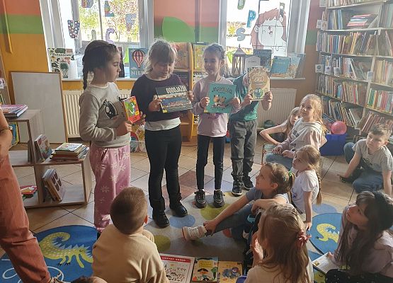 klasa 1c uczestniczy w warsztatach bibliotecznych