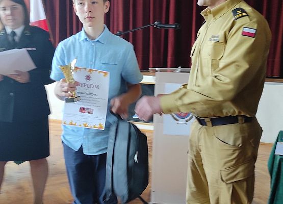 Antoni Mejna odbiera dyplom