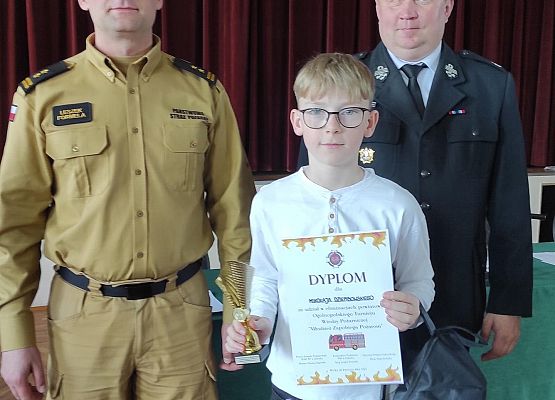 Mikołaj Dziembowski z dyplomem