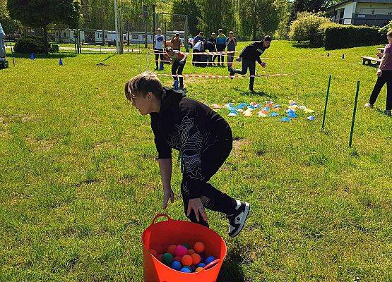 chłopcy biegną z piłeczkami