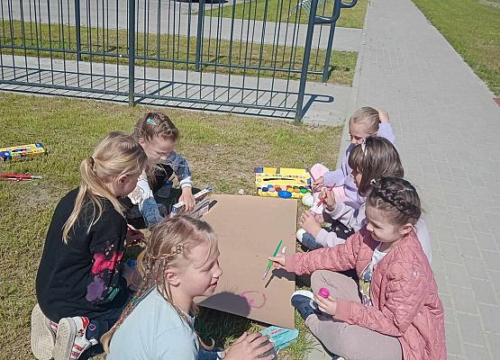 klasa w terenie dziewczynki z 1b i 1c tworzą obrazy na powietrzu