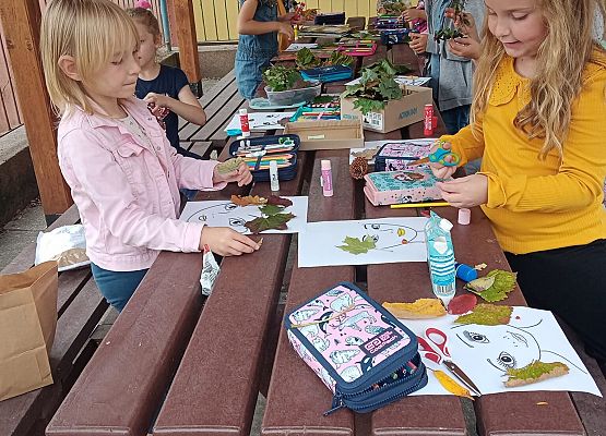 klasa w terenie dziewczynki z 1b tworzą Panią Jesień z liści