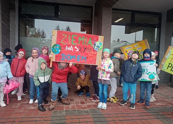 klasa w terenie klasa 1b i 1c z transparentami