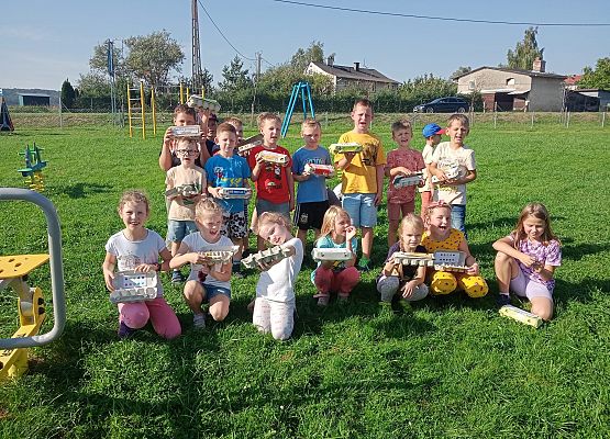 klasa w terenie klasa 1b zbiera kolorowe dary natury