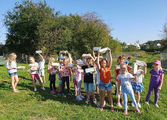 klasa w terenie klasa 1c zbiera kolorowe dary natury