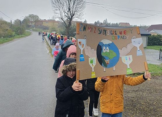 klasa w terenie spacer ekologiczny z okazji Dnia Ziemi