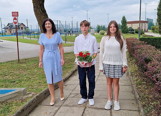 składanie kwiatów pod obeliskiem